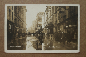 Ansichtskarte Foto AK Paris 1910 Überschwemmung Inonde Rue St Dominique Geschäfte Metzgerei Boucherie Uhrengeschäft Ortsansicht Frankreich France 75 Paris